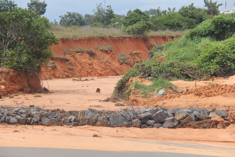 Ngăn sạt lở, nước lũ tr&agrave;n xuống đường ven biển Phan Thiết- Ảnh 1.
