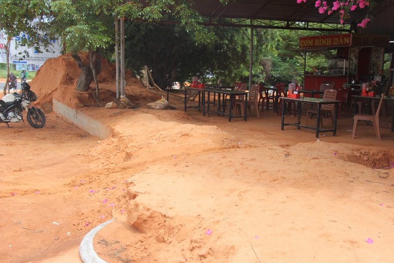 Ngăn sạt lở, nước lũ tr&agrave;n xuống đường ven biển Phan Thiết- Ảnh 3.