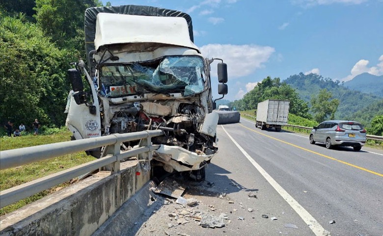 Xe tải n&aacute;t đầu sau tai nạn tr&ecirc;n tuyến La Sơn - H&ograve;a Li&ecirc;n