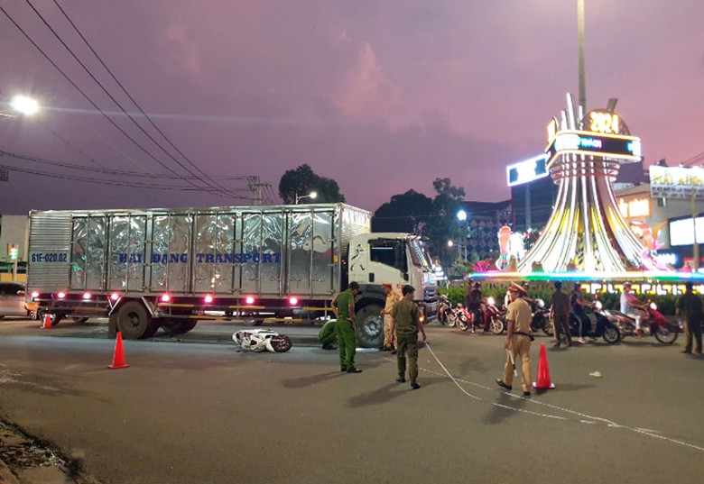 Lực lượng chức năng xử l&yacute; hiện trường vụ tai nạn.