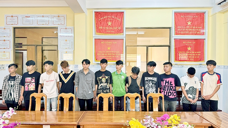 An Giang: Bắt tạm giam 12 đối tượng để điều tra hành vi giết người- Ảnh 2. An Giang: Bắt tạm giam 12 đối tượng để điều tra hành vi giết người- Ảnh 2.