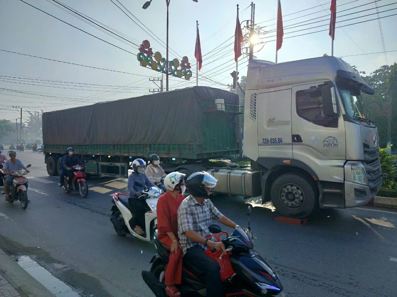 Va chạm xe container, người đ&agrave;n &ocirc;ng đi xe m&aacute;y ở Long An tử vong tại chỗ- Ảnh 1.