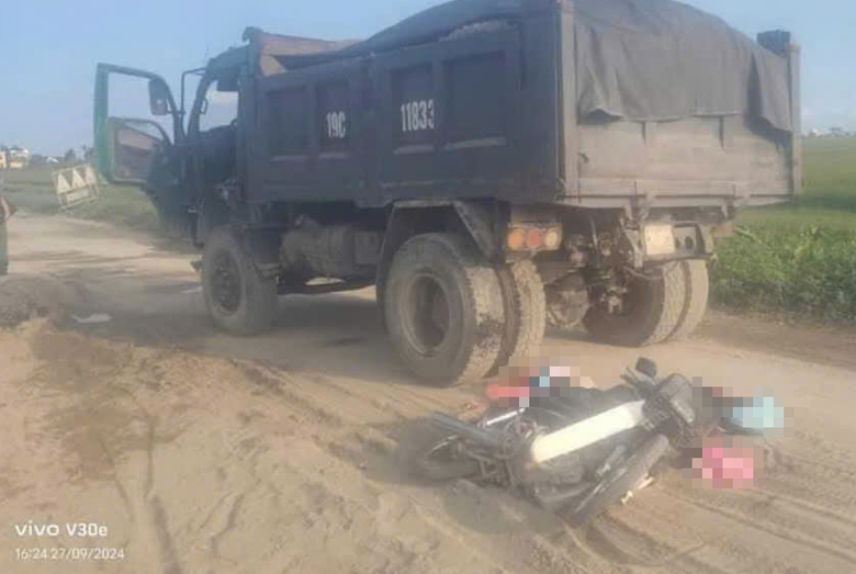 Ng&atilde; v&agrave;o gầm xe tải tr&ecirc;n đường đang thi c&ocirc;ng, 2 b&agrave; ch&aacute;u tử vong thương t&acirc;m- Ảnh 1.