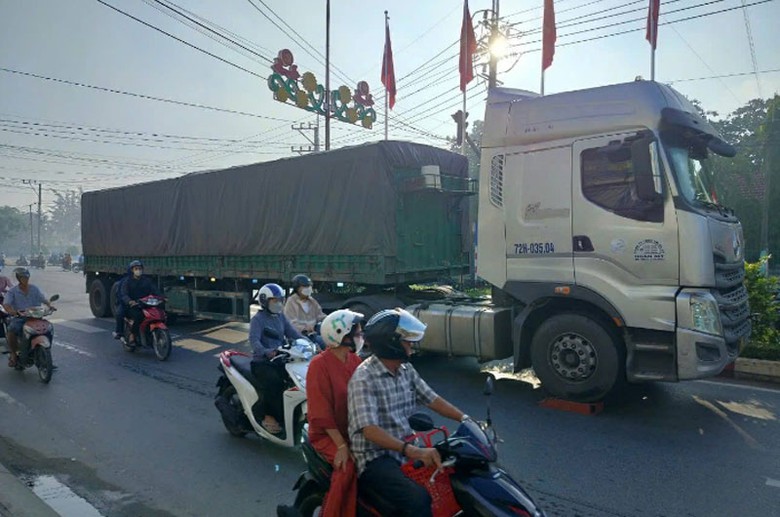 Hiện trường vụ tai nạn giao th&ocirc;ng khiến người đ&agrave;n &ocirc;ng tử vong tại chỗ.