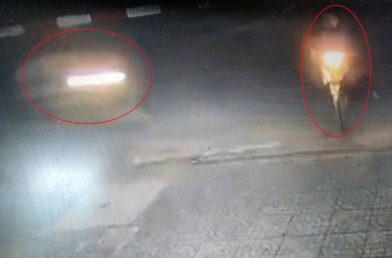 C&uacute; t&ocirc;ng mạnh khiến c&ocirc; gi&aacute;o mầm non tử vong tại chỗ (Ảnh cắt từ clip).