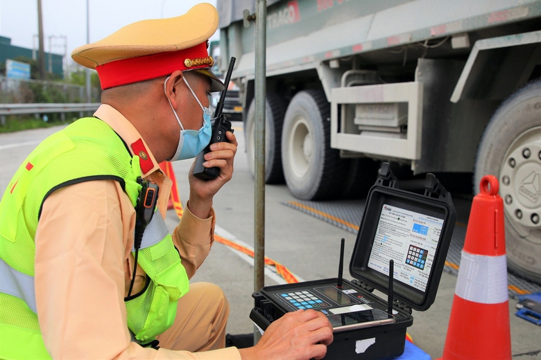 Những lỗi vi phạm một lần c&oacute; thể bị trừ lu&ocirc;n 12 điểm bằng l&aacute;i xe- Ảnh 1.