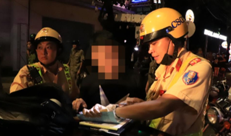 Chặn xe ô tô "thông" chốt, CSGT phát hiện ma túy- Ảnh 1. Chặn xe ô tô "thông" chốt, CSGT phát hiện ma túy- Ảnh 1.