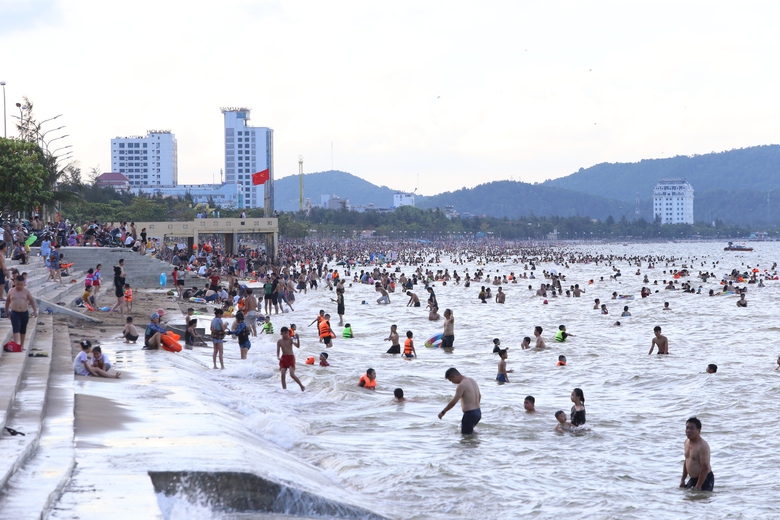 C&aacute;c tỉnh Bắc Trung Bộ đ&oacute;n lượng kh&aacute;ch "khủng" trong 4 ng&agrave;y nghỉ Tết Độc lập- Ảnh 1.