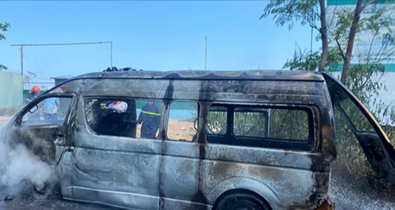 Chiếc xe cứu thương bị ch&aacute;y trơ khung.