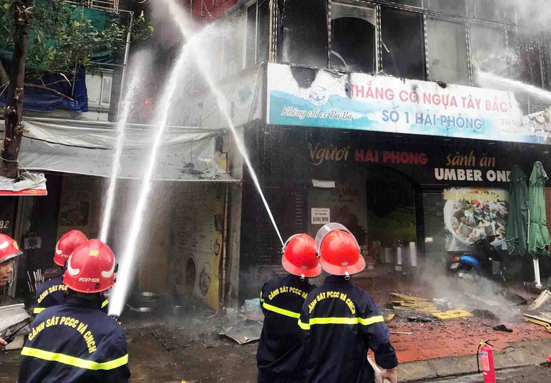 Cháy ở Hải Phòng: Nam thanh niên nhảy từ tầng cao bị chấn thương vùng đầu- Ảnh 2. Cháy ở Hải Phòng: Nam thanh niên nhảy từ tầng cao bị chấn thương vùng đầu- Ảnh 2.