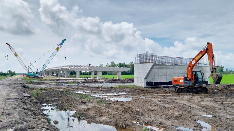 Nh&agrave; thầu thi c&ocirc;ng cao tốc Ch&acirc;u Đốc - Cần Thơ - S&oacute;c Trăng chạy đua với lũ- Ảnh 1.