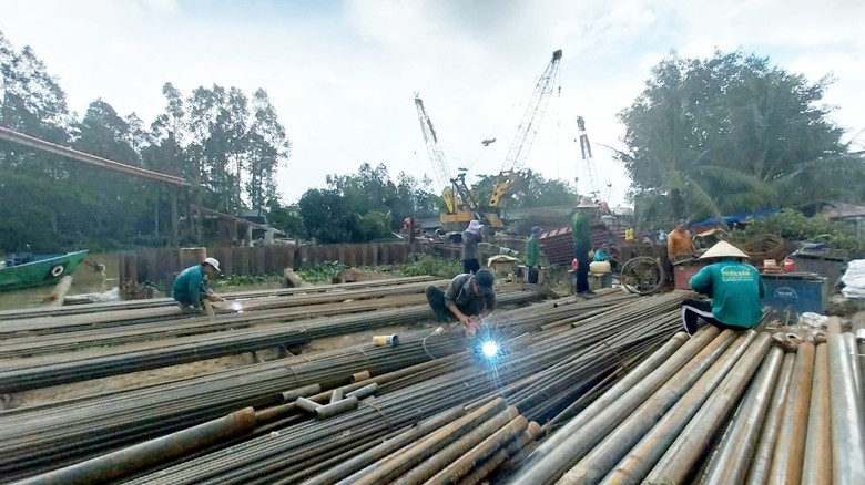 Nh&agrave; thầu thi c&ocirc;ng cao tốc Ch&acirc;u Đốc - Cần Thơ - S&oacute;c Trăng chạy đua với lũ- Ảnh 4.
