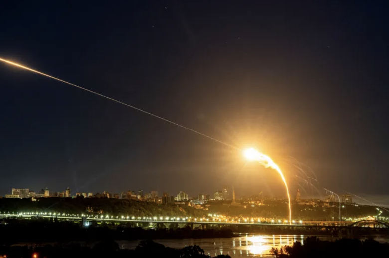 Nga điều UAV tấn c&ocirc;ng Kiev, to&agrave;n bộ khu vực ph&iacute;a Đ&ocirc;ng Ukraine b&aacute;o động- Ảnh 1.