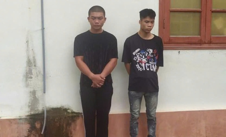 Bắt 2 t&ecirc;n cướp d&ugrave;ng dao bầu &eacute;p xe, cướp tiền người đi đường- Ảnh 1.