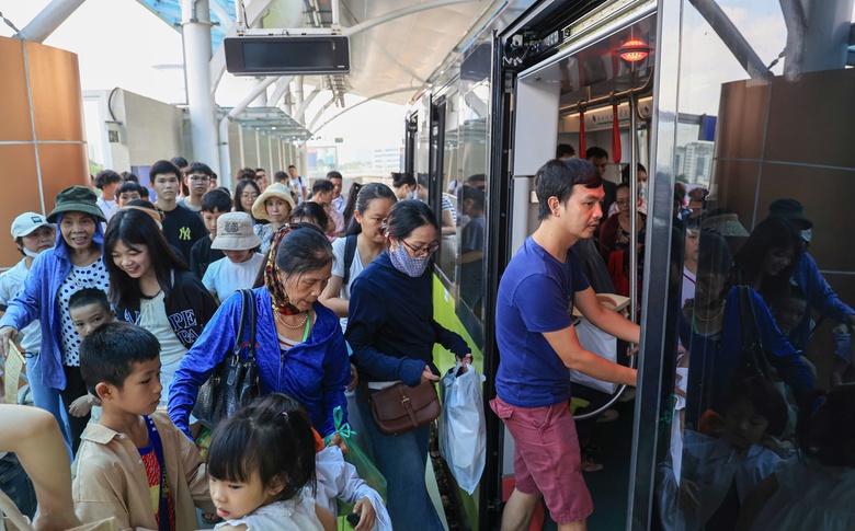 Xe buýt, metro Hà Nội vận chuyển cả triệu khách dịp nghỉ lễ 2/9- Ảnh 1. Xe buýt, metro Hà Nội vận chuyển cả triệu khách dịp nghỉ lễ 2/9- Ảnh 1.