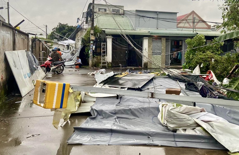 Mưa k&egrave;m gi&oacute; lốc l&agrave;m nh&agrave; tốc m&aacute;i, đổ trụ điện ở Đồng Nai- Ảnh 2.