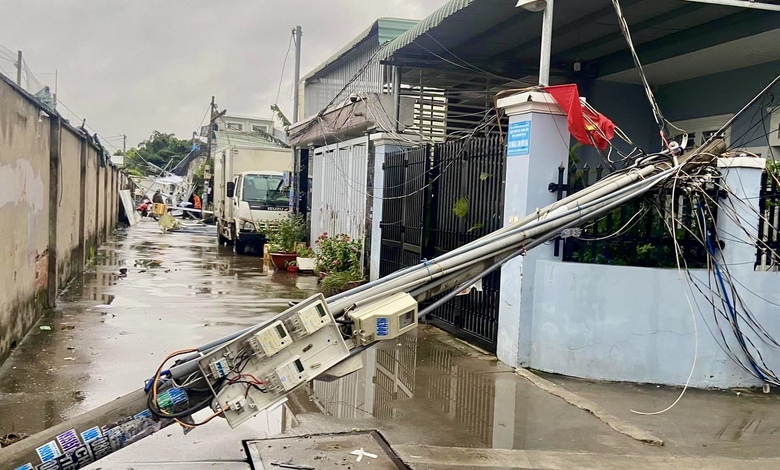 Mưa k&egrave;m gi&oacute; lốc l&agrave;m nh&agrave; tốc m&aacute;i, đổ trụ điện ở Đồng Nai- Ảnh 1.