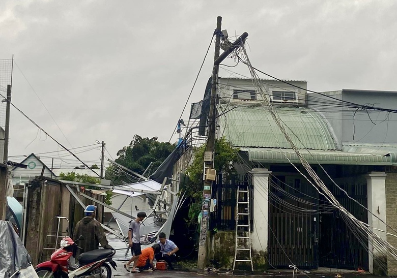 Mưa k&egrave;m gi&oacute; lốc l&agrave;m nh&agrave; tốc m&aacute;i, đổ trụ điện ở Đồng Nai- Ảnh 3.