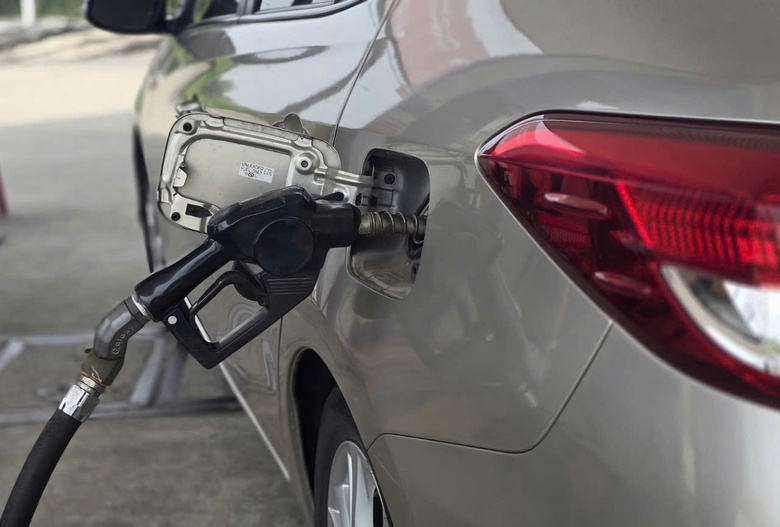 Giảm mạnh 3 kỳ li&ecirc;n tiếp, gi&aacute; xăng c&ograve;n hơn 19.000 đồng/l&iacute;t- Ảnh 1.