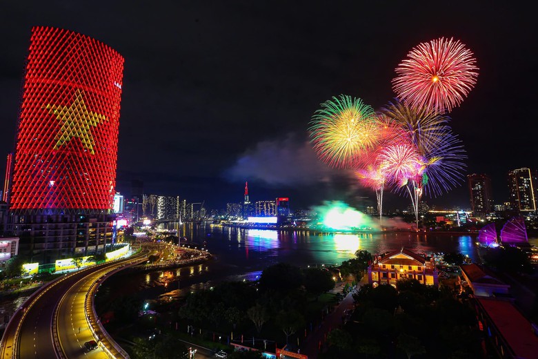 Cấm xe loạt đường trung tâm TP.HCM để bắn pháo hoa Tết 2025- Ảnh 2. Cấm xe loạt đường trung tâm TP.HCM để bắn pháo hoa Tết 2025- Ảnh 2.