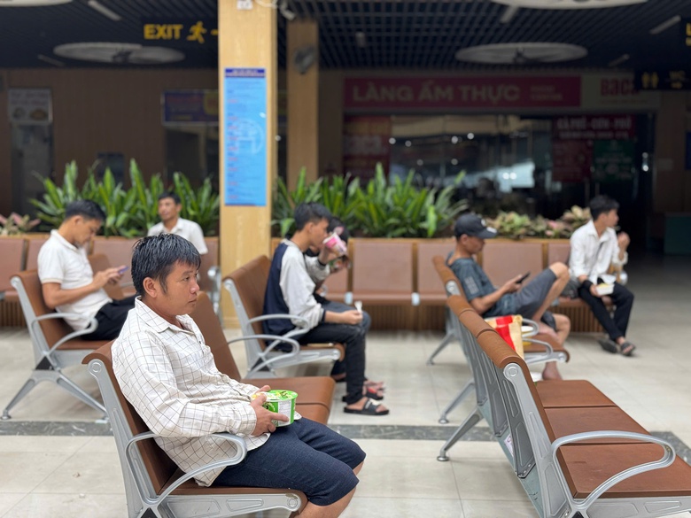 Hà Nội: Bến xe hỗ trợ ăn, nghỉ cho khách đến bến dù đang tạm đóng cửa vì bão số 3- Ảnh 5. Hà Nội: Bến xe hỗ trợ ăn, nghỉ cho khách đến bến dù đang tạm đóng cửa vì bão số 3- Ảnh 5.