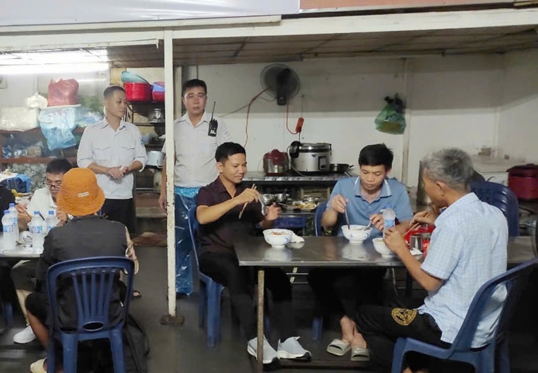 Hà Nội: Bến xe hỗ trợ ăn, nghỉ cho khách đến bến dù đang tạm đóng cửa vì bão số 3- Ảnh 2. Hà Nội: Bến xe hỗ trợ ăn, nghỉ cho khách đến bến dù đang tạm đóng cửa vì bão số 3- Ảnh 2.