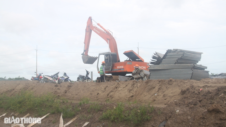 Hoàn thành gia tải nền đường cao tốc Hậu Giang - Cà Mau trong năm 2024- Ảnh 1. Hoàn thành gia tải nền đường cao tốc Hậu Giang - Cà Mau trong năm 2024- Ảnh 1.