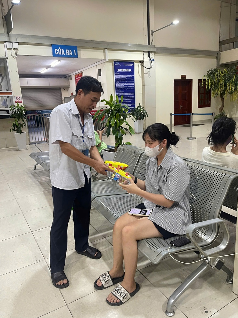 Hà Nội: Bến xe hỗ trợ ăn, nghỉ cho khách đến bến dù đang tạm đóng cửa vì bão số 3- Ảnh 3. Hà Nội: Bến xe hỗ trợ ăn, nghỉ cho khách đến bến dù đang tạm đóng cửa vì bão số 3- Ảnh 3.