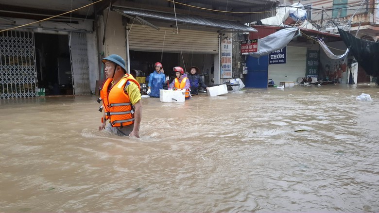 Mưa lớn kết hợp triều cường, nhiều tuyến phố Hải Ph&ograve;ng ngập như s&ocirc;ng- Ảnh 2.