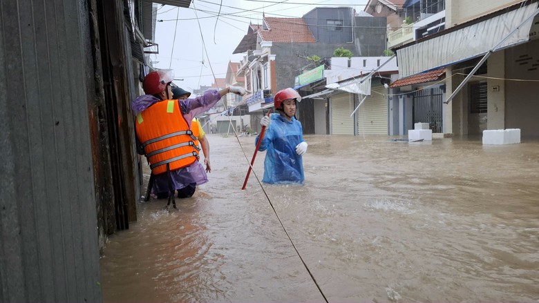 Mưa lớn kết hợp triều cường, nhiều tuyến phố Hải Ph&ograve;ng ngập như s&ocirc;ng- Ảnh 1.