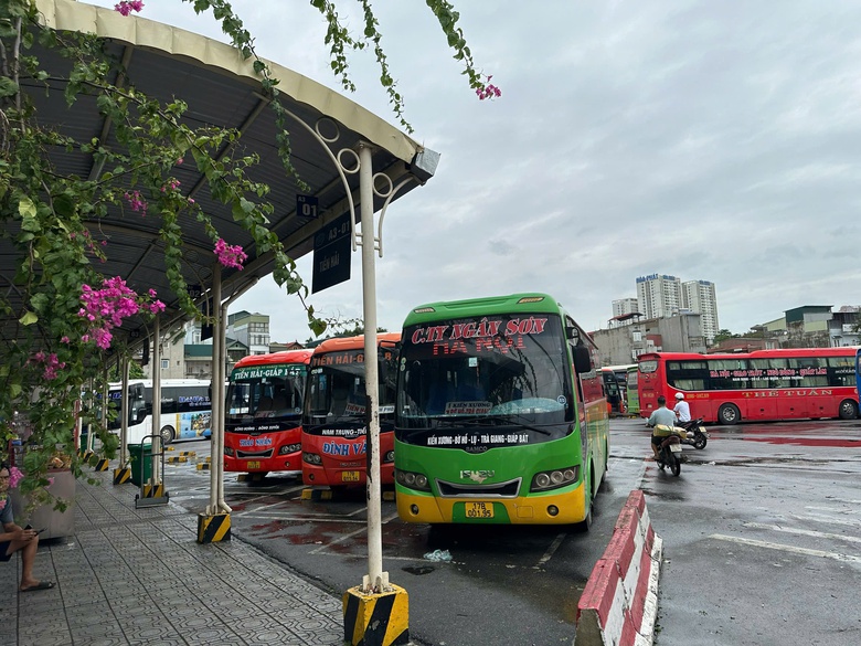 Bến xe H&agrave; Nội hoạt động trở lại sau b&atilde;o, kh&aacute;ch thưa vắng- Ảnh 5.