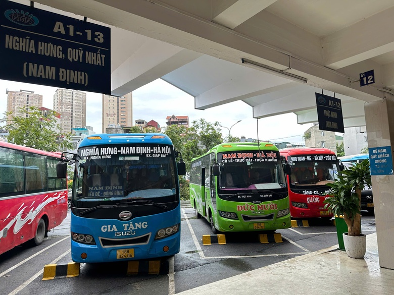 Bến xe H&agrave; Nội hoạt động trở lại sau b&atilde;o, kh&aacute;ch thưa vắng- Ảnh 4.