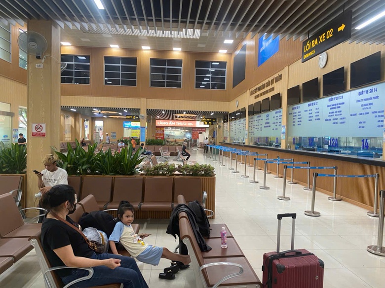 Bến xe H&agrave; Nội hoạt động trở lại sau b&atilde;o, kh&aacute;ch thưa vắng- Ảnh 1.