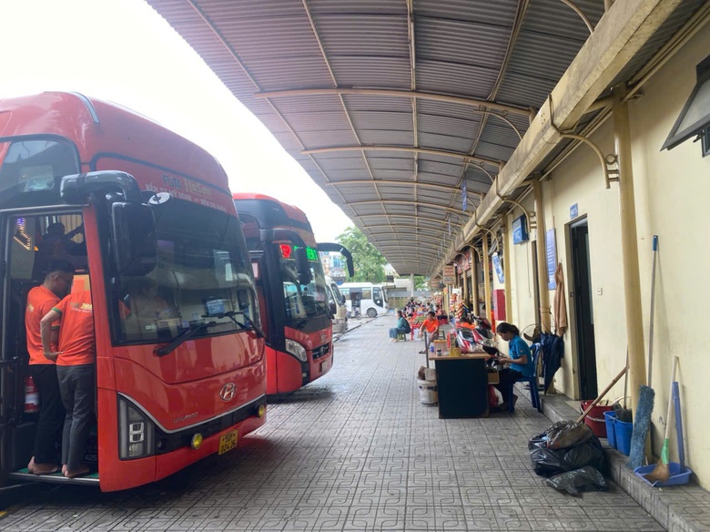 Bến xe H&agrave; Nội hoạt động trở lại sau b&atilde;o, kh&aacute;ch thưa vắng- Ảnh 2.