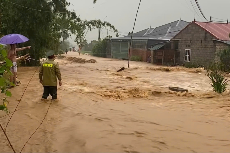 Hậu si&ecirc;u b&atilde;o, lũ lụt lại uy hiếp giao th&ocirc;ng- Ảnh 2.