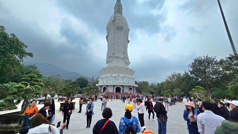 Tấp nập du kh&aacute;ch tại c&aacute;c điểm du lịch nổi tiếng Đ&agrave; Nẵng ng&agrave;y đầu năm- Ảnh 2.