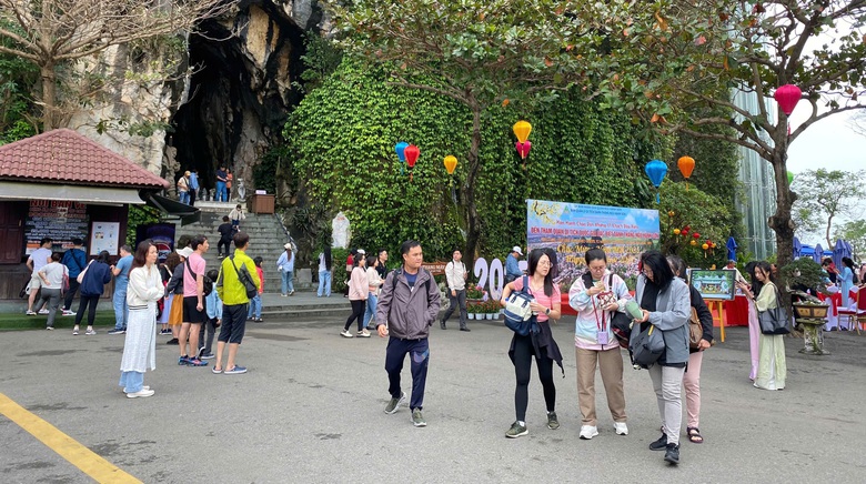 Tấp nập du kh&aacute;ch tại c&aacute;c điểm du lịch nổi tiếng Đ&agrave; Nẵng ng&agrave;y đầu năm- Ảnh 6.