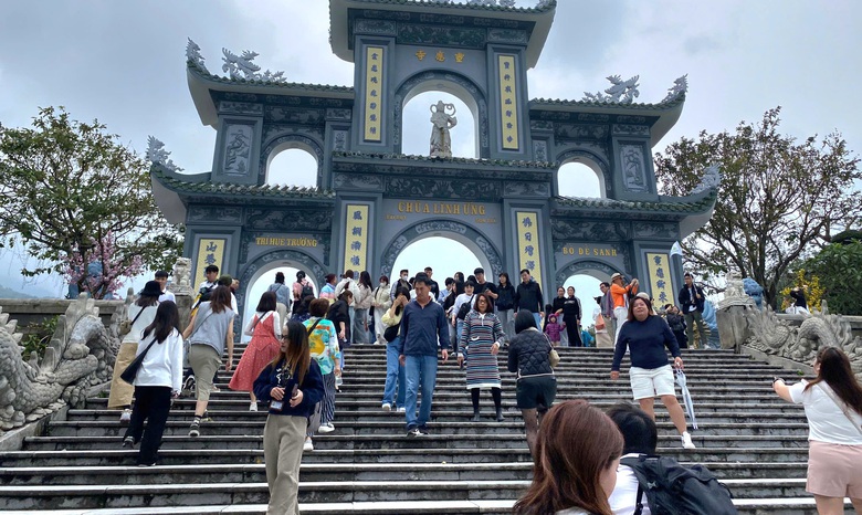 Tấp nập du kh&aacute;ch tại c&aacute;c điểm du lịch nổi tiếng Đ&agrave; Nẵng ng&agrave;y đầu năm- Ảnh 9.