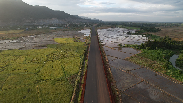 Sự cố ở cầu Suối Nhum do xe cẩu trượt b&aacute;nh- Ảnh 2.