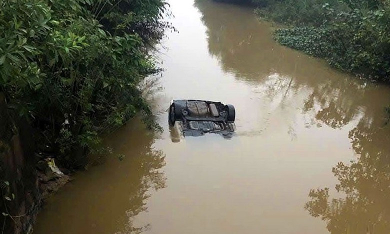 Người dân phát hiện chiếc xe ô tô nằm lật ngửa giữa sông. Người dân phát hiện chiếc xe ô tô nằm lật ngửa giữa sông.