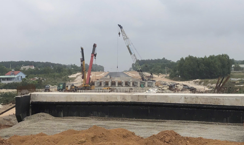 Sự cố ở cầu Suối Nhum do xe cẩu trượt b&aacute;nh- Ảnh 1.