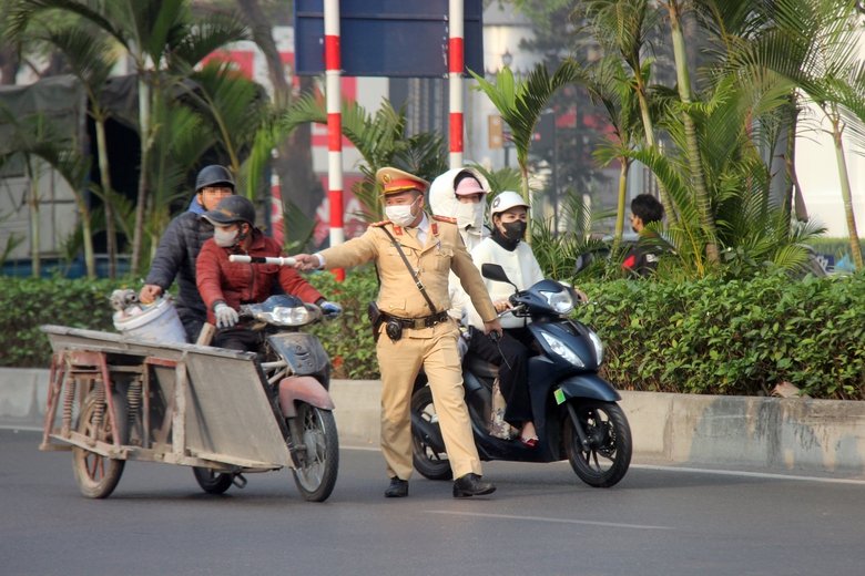 H&agrave;ng loạt người đi xe m&aacute;y vượt đ&egrave;n đỏ bị phạt nặng, trừ điểm bằng l&aacute;i- Ảnh 10.