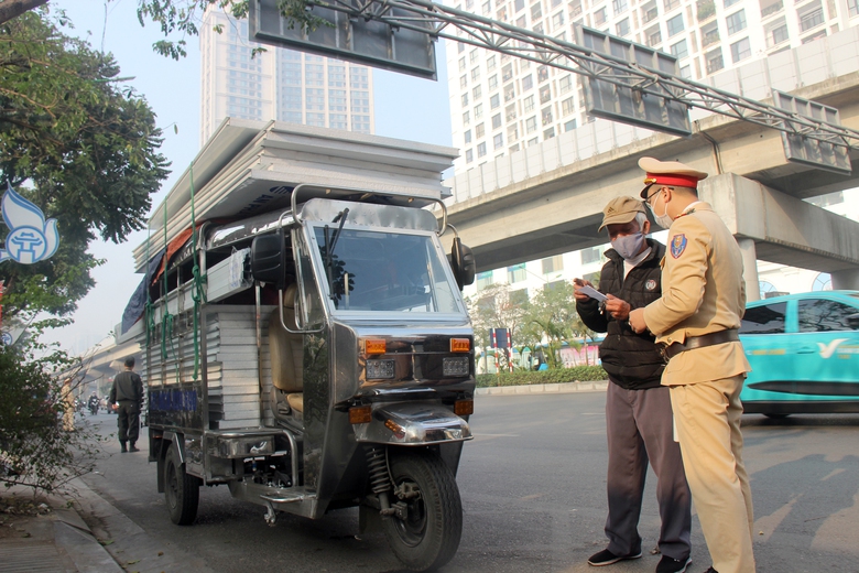 H&agrave;ng loạt người đi xe m&aacute;y vượt đ&egrave;n đỏ bị phạt nặng, trừ điểm bằng l&aacute;i- Ảnh 11.