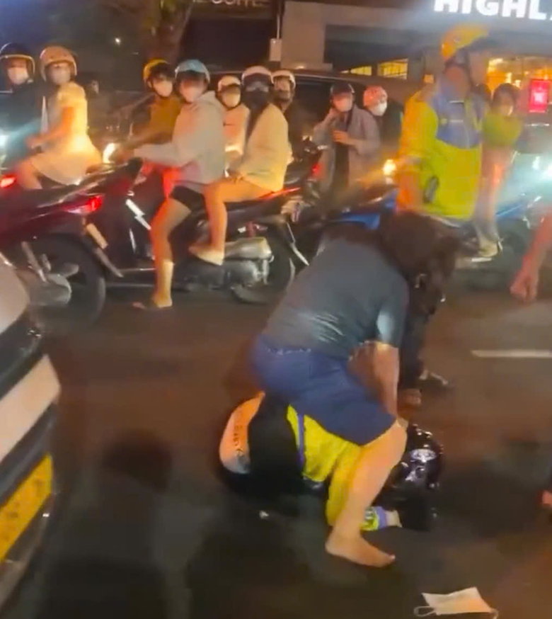 Cặp nam nữ h&agrave;nh hung d&atilde; man t&agrave;i xế c&ocirc;ng nghệ, thẳng tay đ&aacute;nh người can ngăn giữa phố- Ảnh 2.