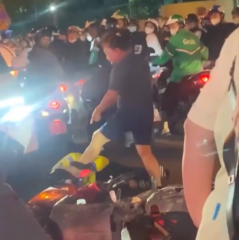 Can ngăn vụ ẩu đả, nam tài xế xe công nghệ được khen thưởng- Ảnh 2. Can ngăn vụ ẩu đả, nam tài xế xe công nghệ được khen thưởng- Ảnh 2.