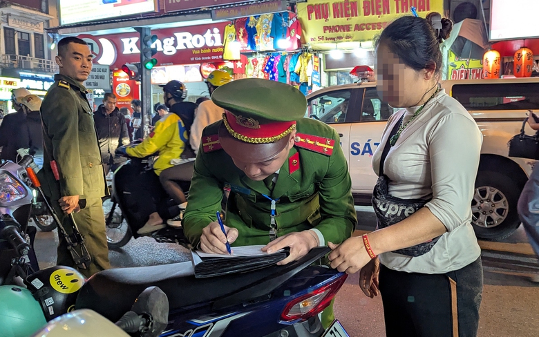 Cảnh s&aacute;t h&oacute;a trang tuần tra, xử l&yacute; b&atilde;i tr&ocirc;ng xe "chặt ch&eacute;m", chiếm đường quanh hồ Gươm