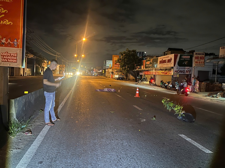 Nam thanh ni&ecirc;n tử vong tại chỗ sau va chạm với xe đầu k&eacute;o ở B&igrave;nh Dương- Ảnh 2.