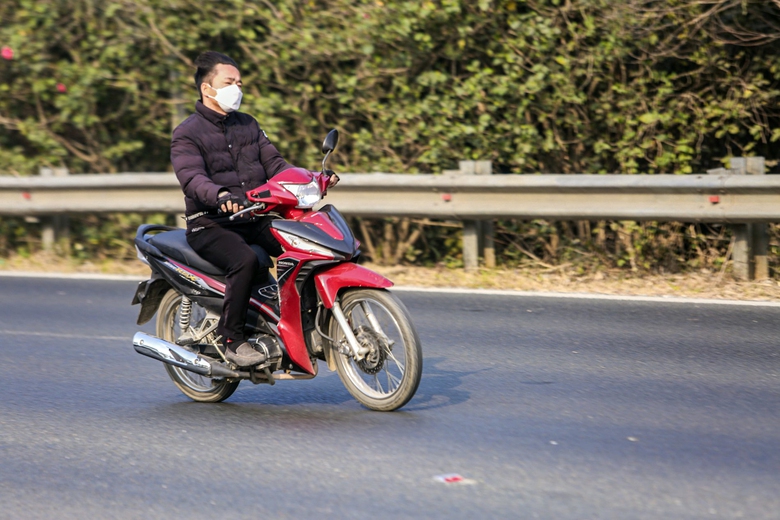 H&agrave;ng loạt người đi xe m&aacute;y vượt đ&egrave;n đỏ bị phạt nặng, trừ điểm bằng l&aacute;i- Ảnh 5.