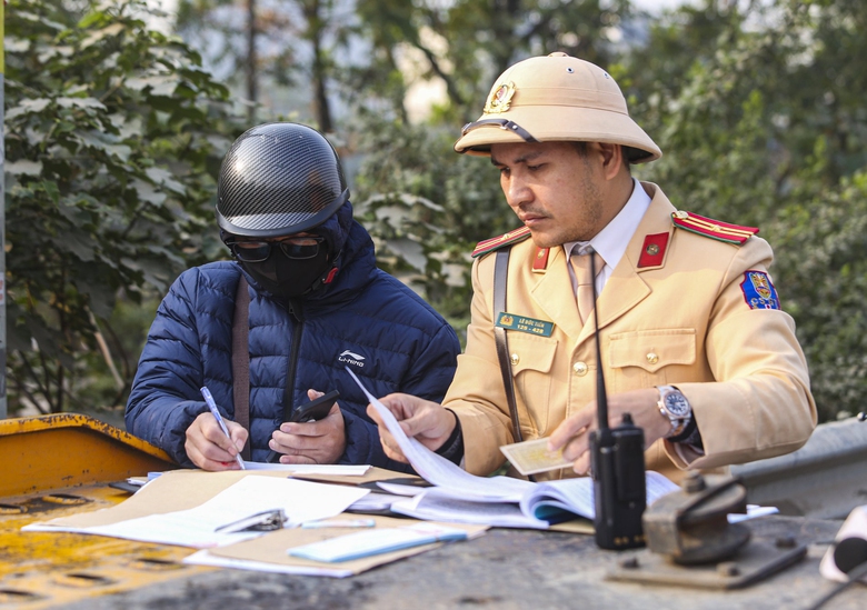 H&agrave;ng loạt người đi xe m&aacute;y vượt đ&egrave;n đỏ bị phạt nặng, trừ điểm bằng l&aacute;i- Ảnh 6.