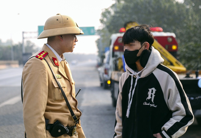 H&agrave;ng loạt người đi xe m&aacute;y vượt đ&egrave;n đỏ bị phạt nặng, trừ điểm bằng l&aacute;i- Ảnh 7.